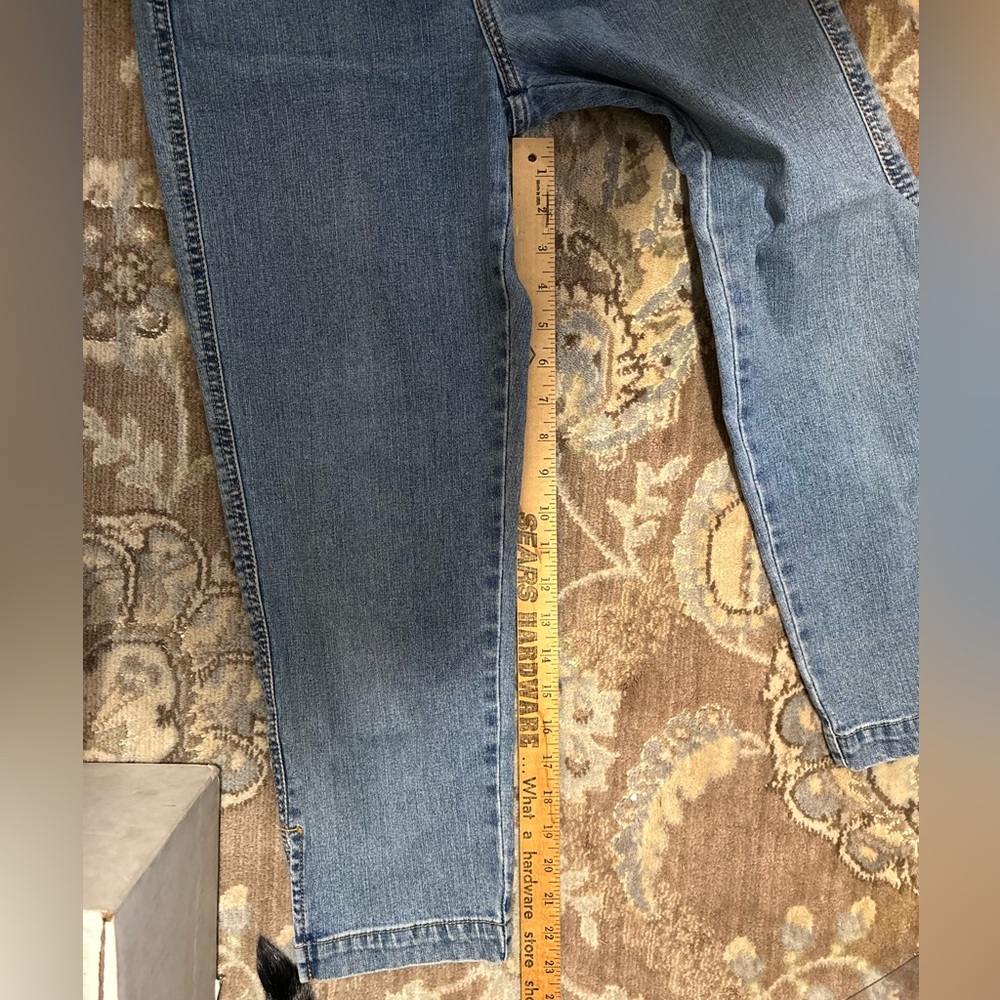 Woman’s Levi’s capris - Picture 6 of 6